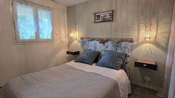 3 bedrooms, iron/ironing board, travel cot, free WiFi