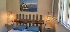 2 chambres, fer et planche à repasser, lit de bébé portatif