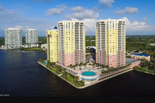 WELCOME to PARADISE! Beautiful sunrise AND sunset views  