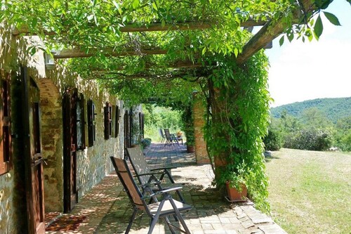 Villa for 6 with pool and close to a Tuscan village.