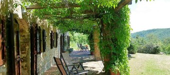 Villa for 6 with pool and close to a Tuscan village.