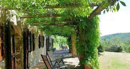 Villa for 6 with pool and close to a Tuscan village.