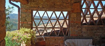 Villa for 6 with pool and close to a Tuscan village.