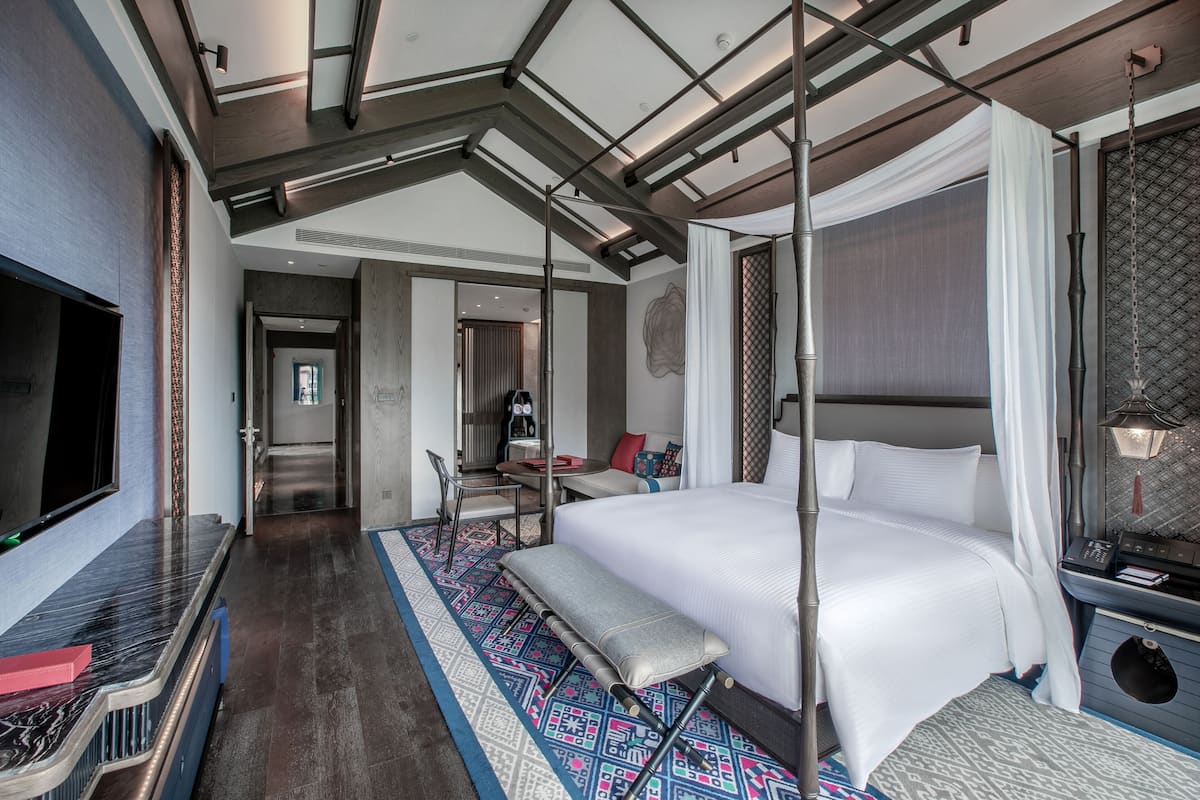 3 bedrooms, in-room safe, desk, blackout curtains