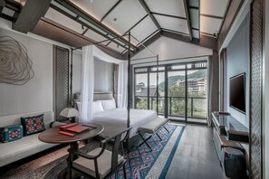 Kamar Premium | Brankas, meja kerja, tirai kedap cahaya, dan kedap suara