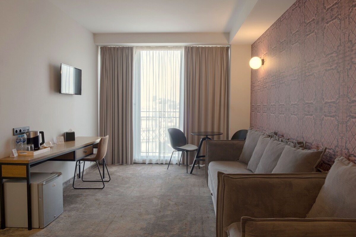 Suite, 1 Bedroom | Living area