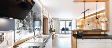 Kjøleskap, mikrobølgeovn, ovn og oppvaskmaskin