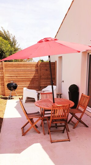 Outdoor dining - Bright cottage with terrace and garden (Dompierre-sur-Mer)