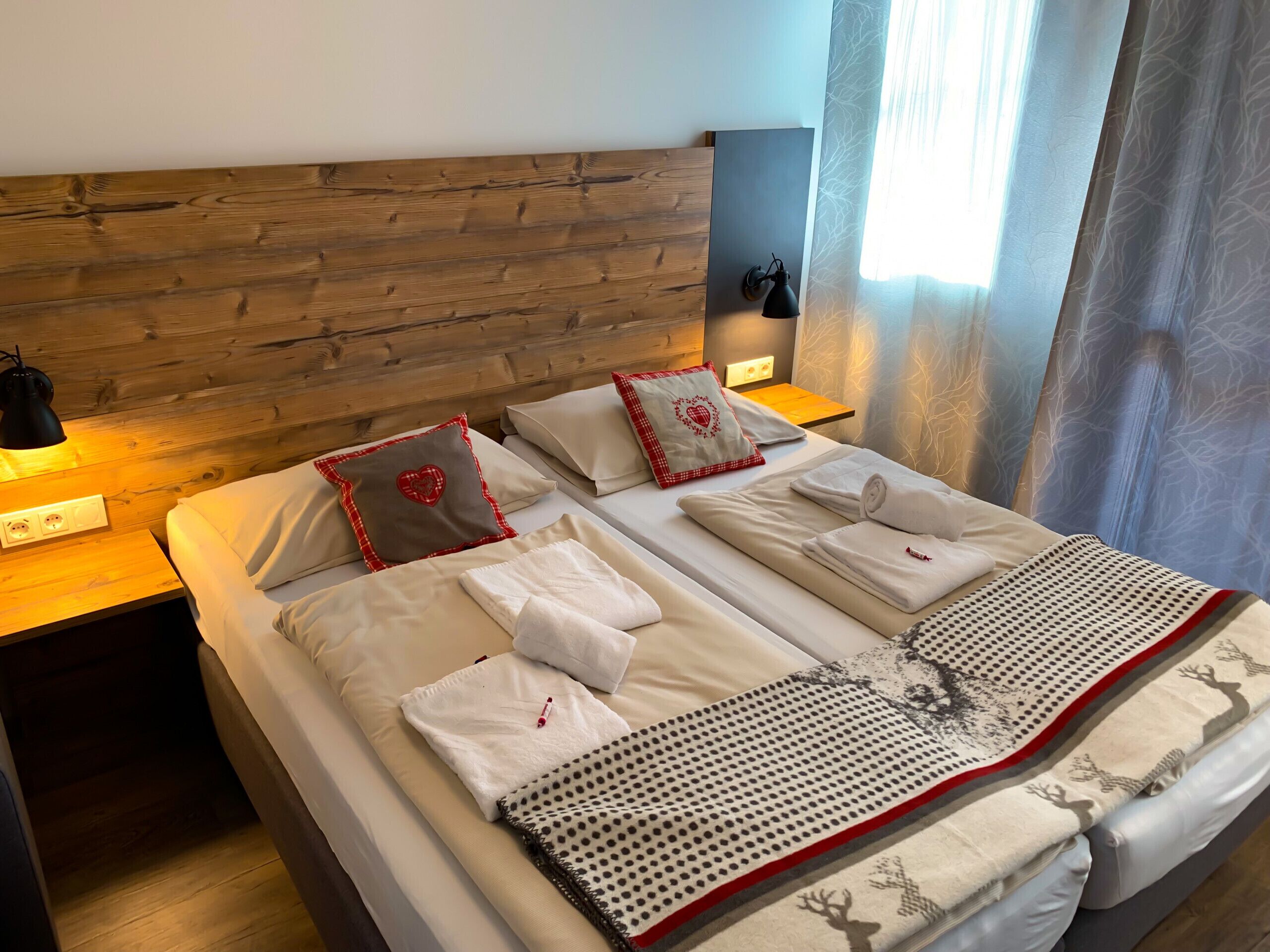 Caja de seguridad en la habitación y ropa de cama 