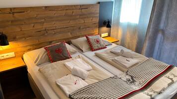 Caja de seguridad en la habitación y ropa de cama