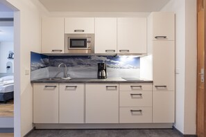 Kühlschrank, Geschirrspüler, Wasserkocher mit Kaffee-/Teezubehör