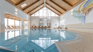 A swimming pool with wooden beams and large windows. - Apartment with 1 bedroom (St. Georgen am Kreischberg)