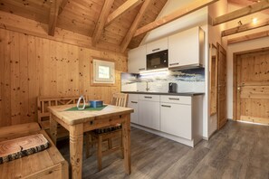 Kühlschrank, Mikrowelle, Herdplatte, Geschirrspüler
