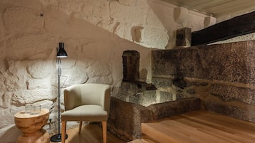 Manor Suite | Living area | 40-inch LCD TV with cable channels, TV