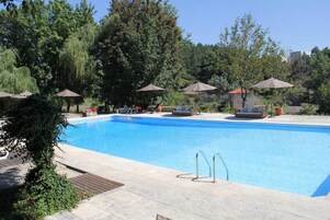 Piscina interna, piscina externa sazonal, espreguiçadeiras