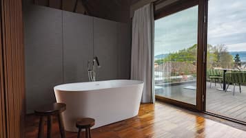 Panoramic Suite | Bathroom | Shower, rainfall showerhead, free toiletries, hair dryer