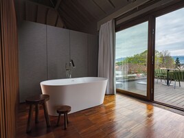 Panoramic Suite | Bathroom | Shower, rainfall showerhead, free toiletries, hair dryer
