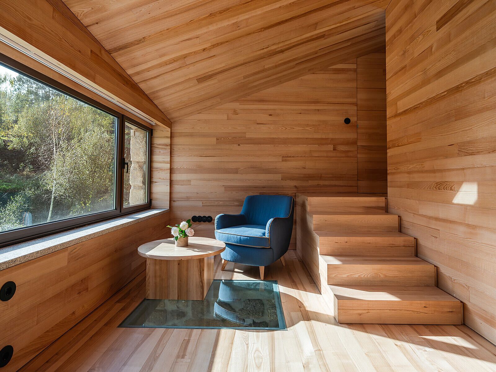 40-inch LCD TV with cable channels, TV