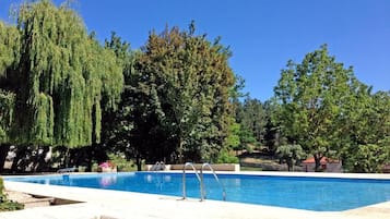 Indoor pool, seasonal outdoor pool, pool loungers