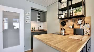 Fridge, microwave, stovetop, dishwasher