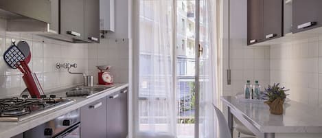 Apartment | Private kitchen | Full-sized fridge, microwave, oven, stovetop