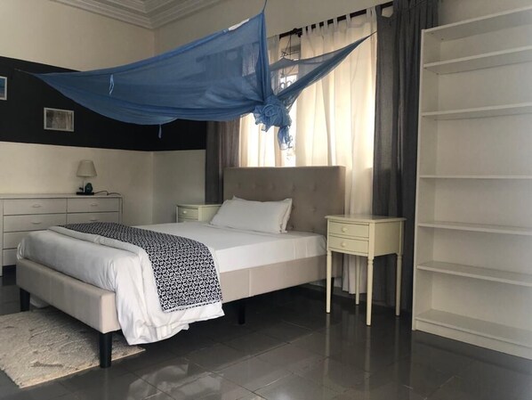 3 bedrooms, in-room safe, iron/ironing board, free WiFi