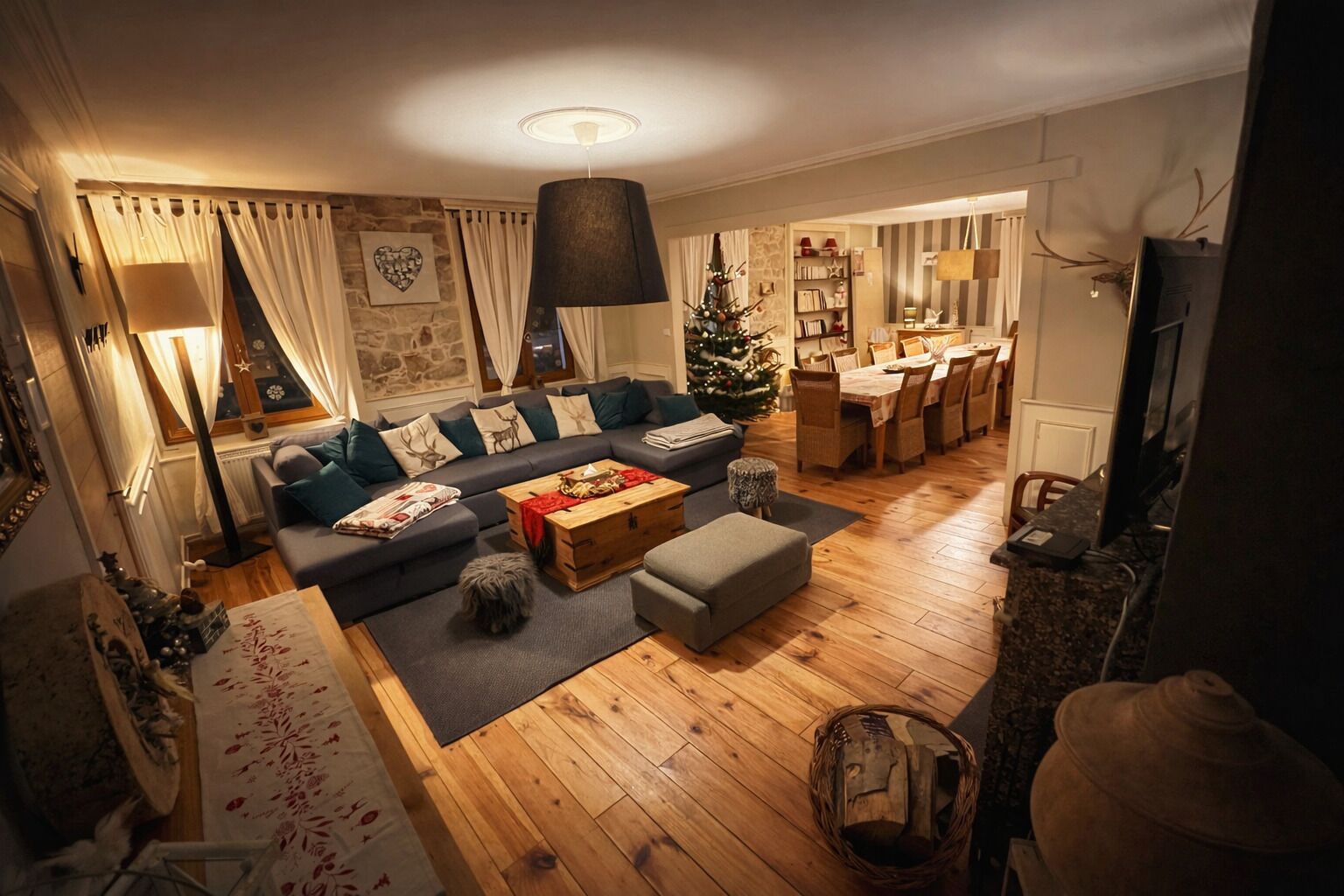 Una televisión, una chimenea, un reproductor de DVD, libros