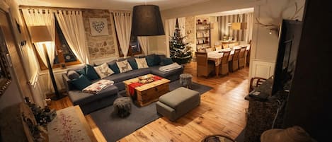 Una televisión, una chimenea, un reproductor de DVD, libros