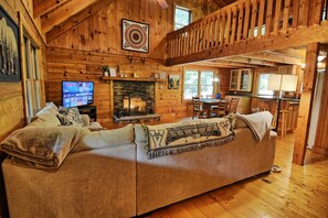 Smart-tv, een open haard, Netflix en een computerscherm