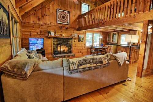 A Wooded Escape-Open for Bookings! Hot tub, pool table, Fire Pit, Wi-Fi