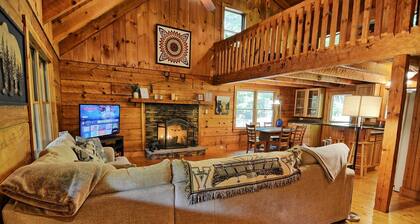 A Wooded Escape-Open for Bookings! Hot tub, pool table, Fire Pit, Wi-Fi