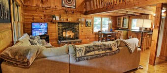 A Wooded Escape-Open for Bookings! Hot tub, pool table, Fire Pit, Wi-Fi