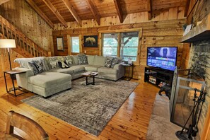 Smart-tv, een open haard, Netflix en een computerscherm