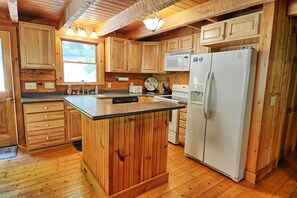 Een koelkast, een microgolfoven, een oven, een vaatwasser