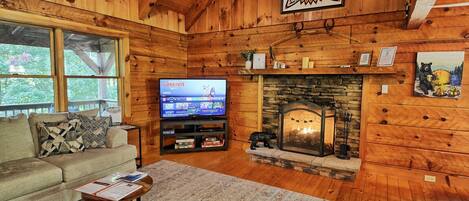 TV connectée, cheminée, Netflix, écrans d'ordinateur