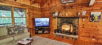 A Wooded Escape in West Jefferson: Cozy 3-bedroom cabin with Hot Tub