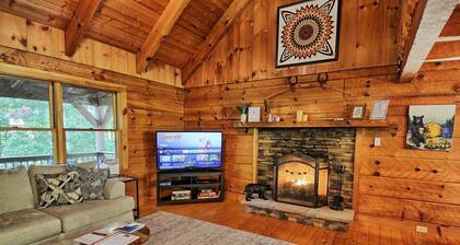 A Wooded Escape in West Jefferson: Cozy 3-bedroom cabin with Hot Tub