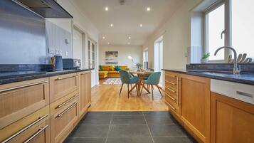 منزل | مطبخ خاص | ثلاجة/مجمد بحجم كبير، ميكروويف، فرن، غلّاية كهربائية