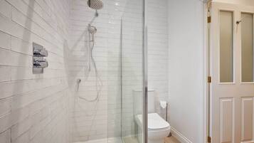 House | Bathroom | Combined shower/bathtub, free toiletries