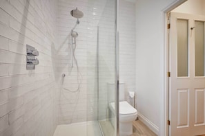 House | Bathroom | Combined shower/tub, free toiletries