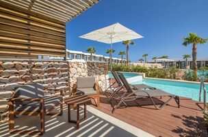 Junior Suite, Semi Private Pool | Ropa de cama de alta calidad, edredones de plumas, caja fuerte
