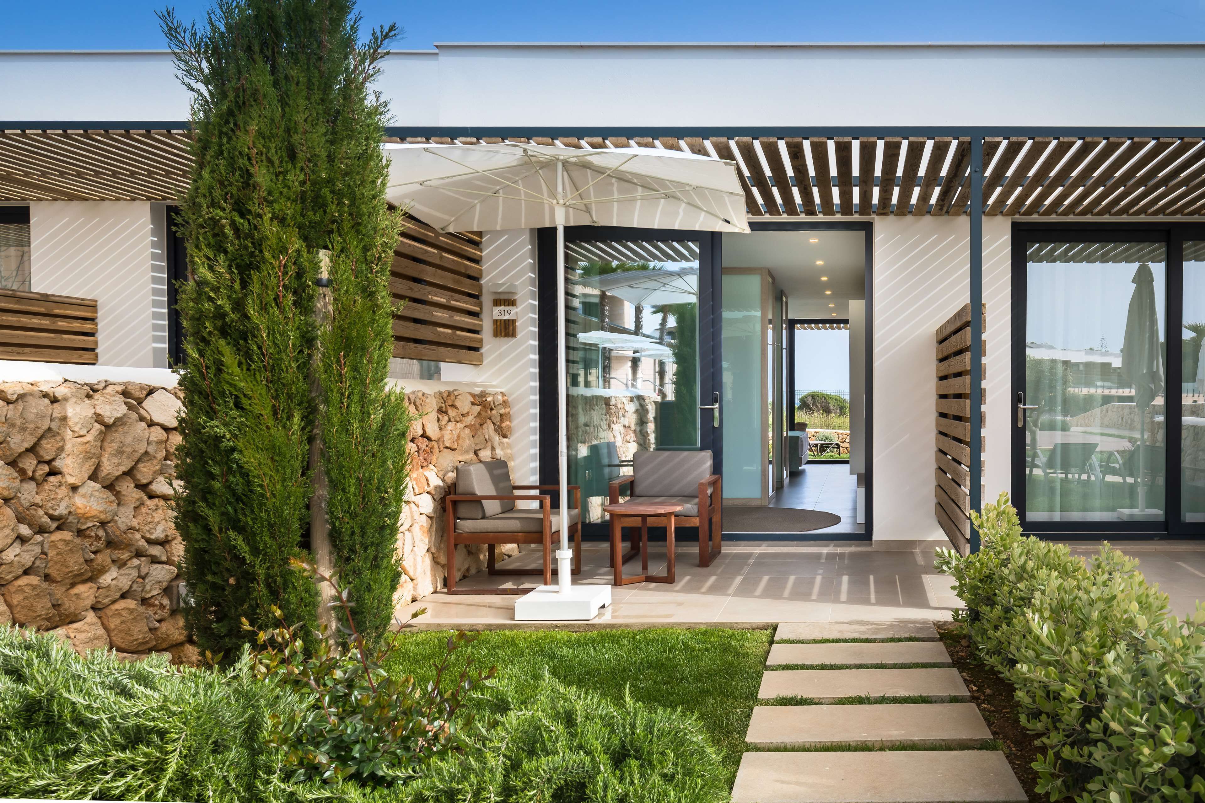 Deluxe Room | Premium bedding, down comforters, in-room safe, desk