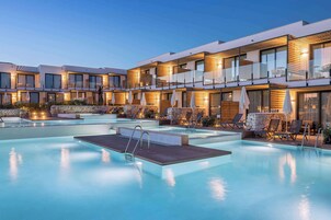 Una piscina al aire libre de temporada