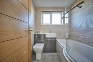 Ensemble douche/baignoire, articles de toilette gratuits
