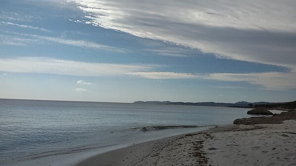 Una spiaggia nelle vicinanze