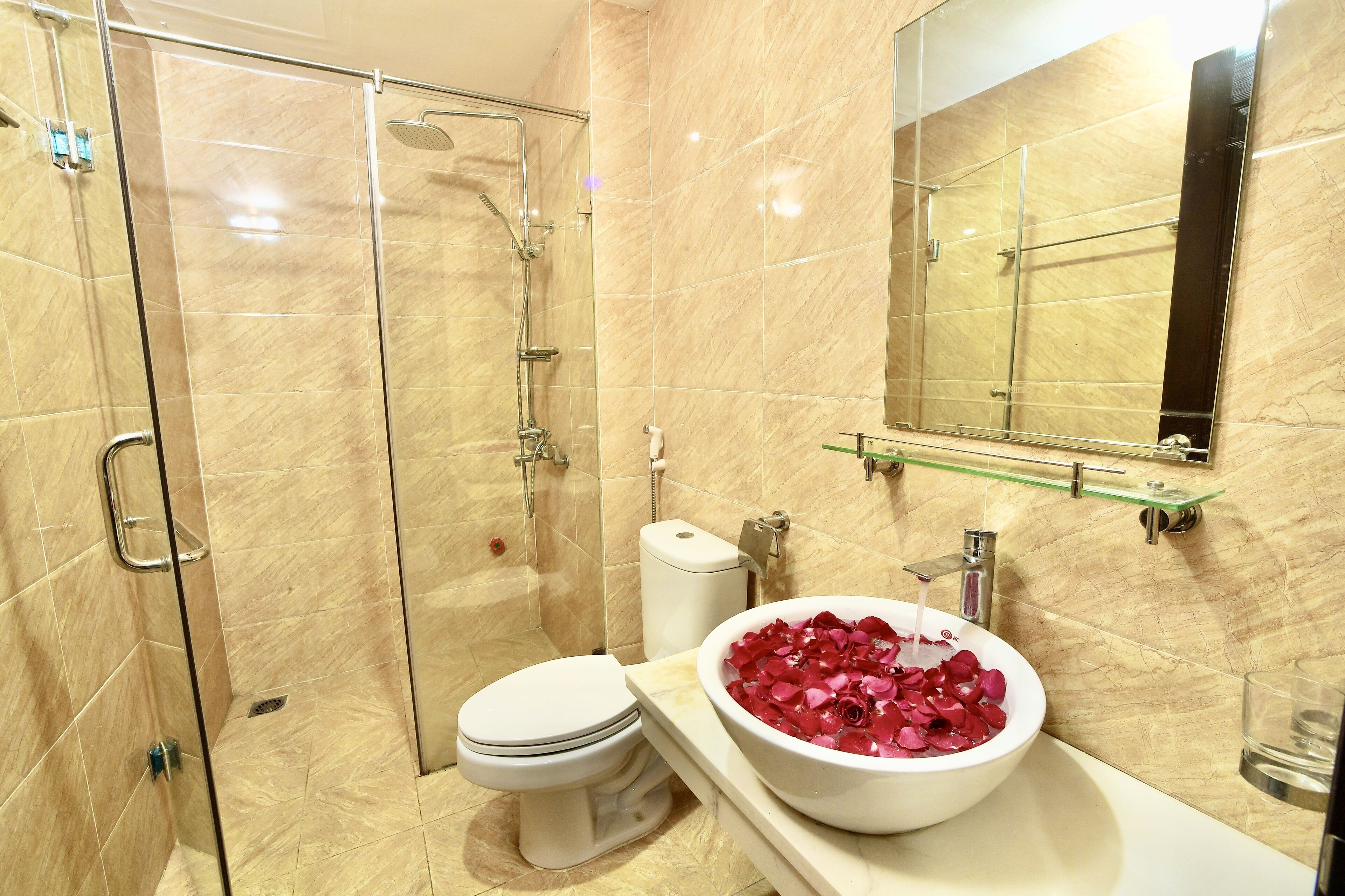 Een bad, designer toiletartikelen, een haardroger, zeep