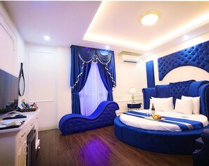 Romantisk dobbeltrom | Minibarvarer (inkludert), individuelt innredet og skrivebord