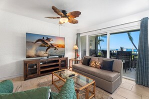 TV, books - Alii Villas#127 DIRECT OCEANFRONT, GROUND FLOOR, 2 BEDROOMS, 2 BATHROOMS (Kailua Kona)