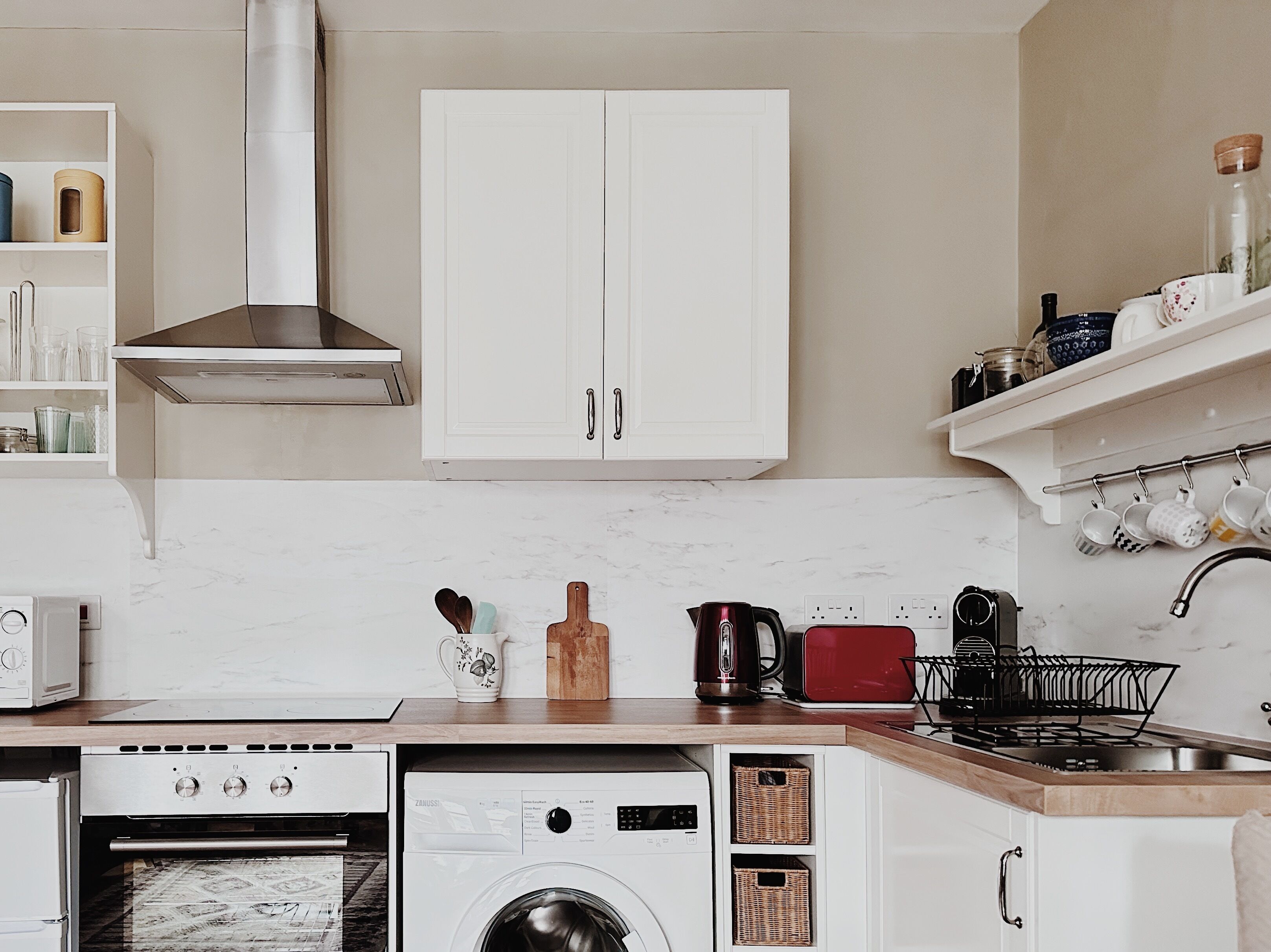 Køleskab, mikrobølgeovn, ovn, kaffe-/temaskine