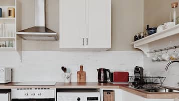 Køleskab, mikrobølgeovn, ovn, kaffe-/temaskine